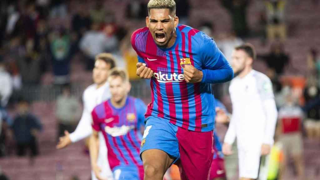 Araujo celebrando su gol contra el Granada / FC Barcelona