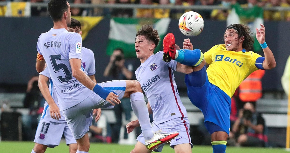 Gavi, disputando un balón contra Espino, en el Cádiz-Barça / EFE