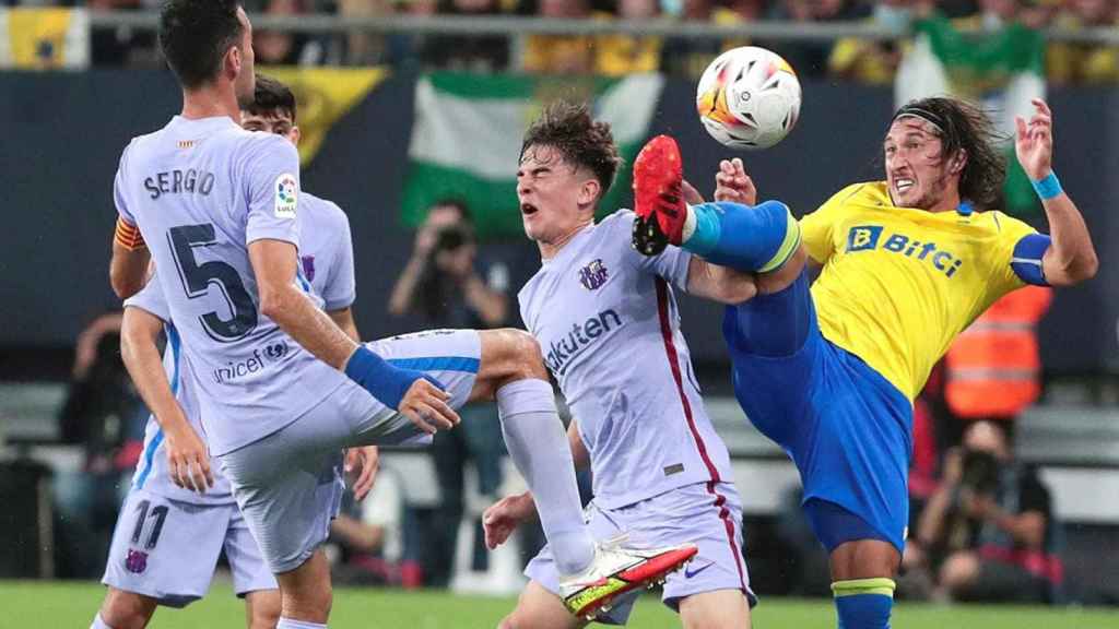 Gavi, disputando un balón contra Espino, en el Cádiz-Barça / EFE