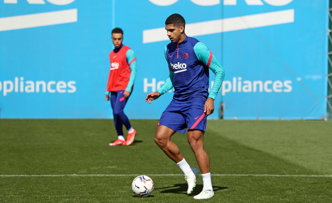 Ronald Araujo en un entrenamiento del Barça / FC Barcelona