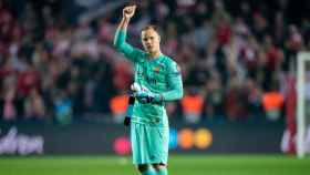 Ter Stegen agradeciendo el apoyo de la afición del Barça / EFE