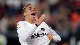 Rodrigo celebra un gol con el Valencia | EFE