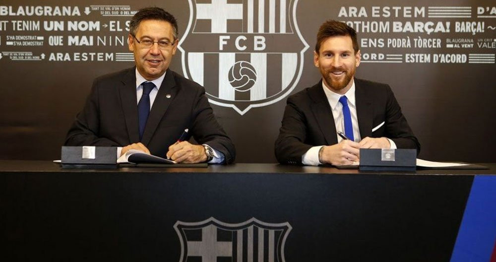 Bartomeu posa junto a la gran estrella del Barça, Leo Messi / FCB