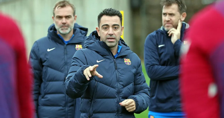 Xavi Hernández, dando indicaciones en un entrenamiento del Barça / FCB