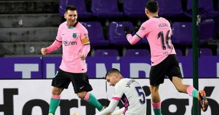 Leo Messi y Pedri celebran la magistral jugada de ambos que terminó en gol del astro argentino / FCB