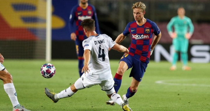 De Jong durante el partido contra el Nápoles /FCB