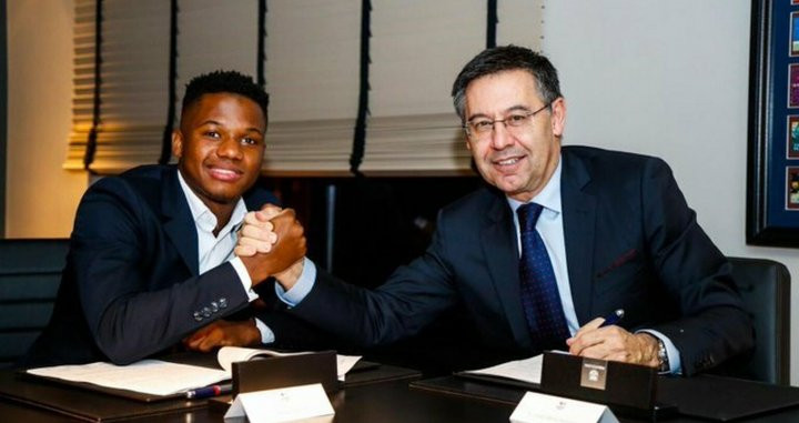 Ansu Fati junto a Bartomeu, en la firma de su renovación | FCB