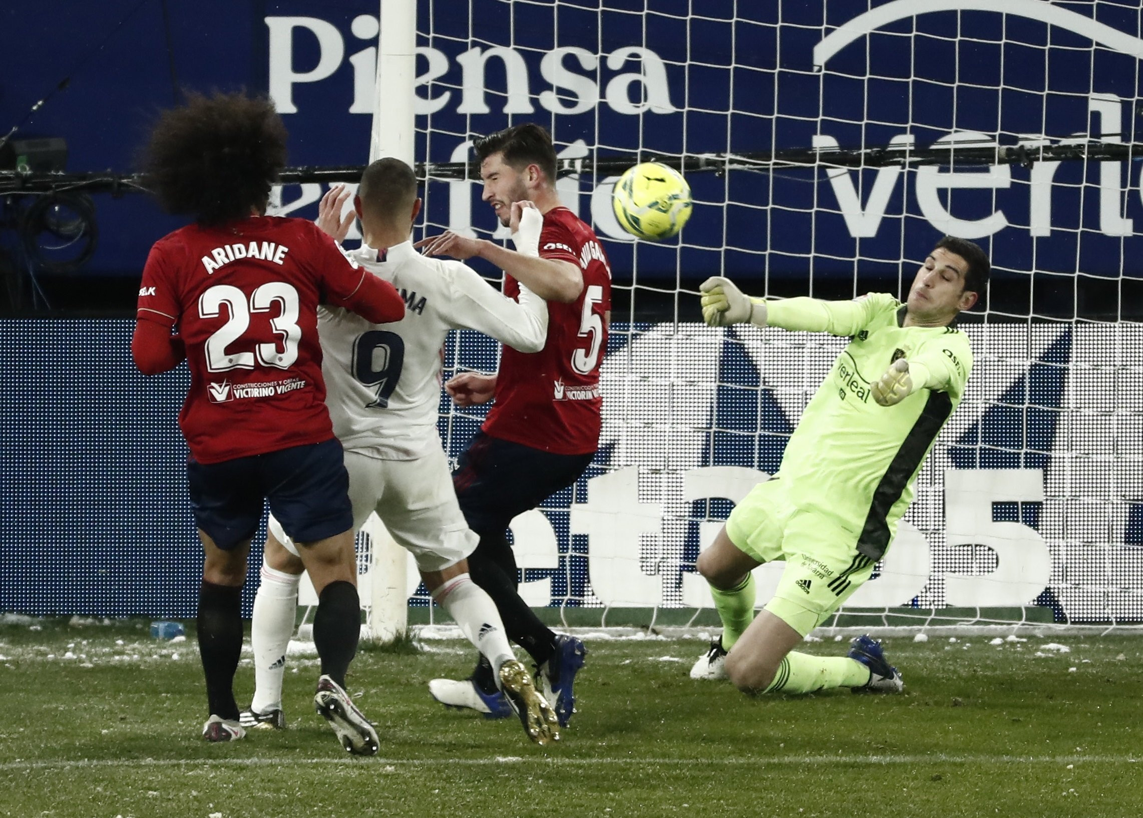 Karim Benzema rodeado de jugadores del Osasuna / EFE