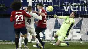 Karim Benzema rodeado de jugadores del Osasuna / EFE