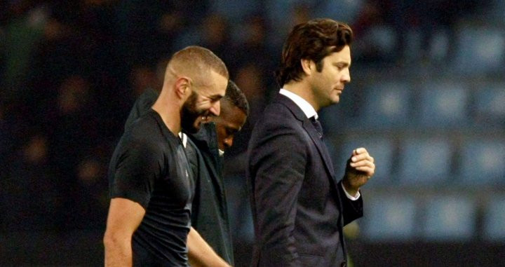 Benzema sonríe junto a Solari tras vencer en Balaídos / EFE