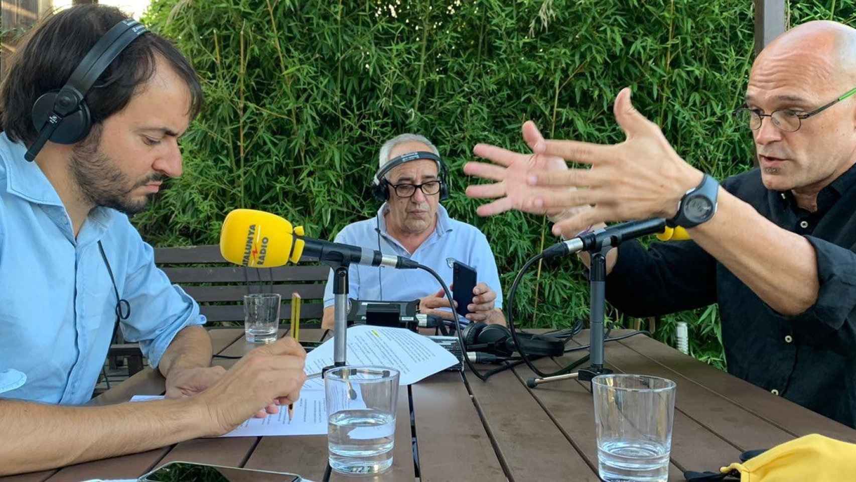 Imagen de Albert Segura (i) entrevistando a Raül Romeva / TWITTER