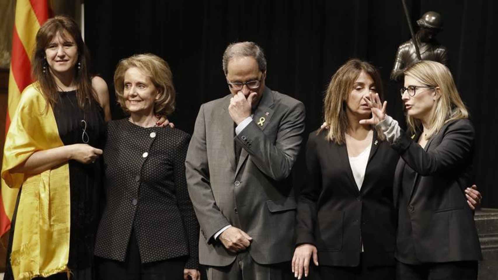 El presidente de la Generalitat, Quim Torra, con las nuevas 'conselleras' de Presidencia, Merixell Budó (2d), que sustituye a Elsa Artadi (d); y de Cultura, Mariàngela Vilallonga (2i), que sustituye a Laura Borràs (i), tras el acto de toma de posesión / E