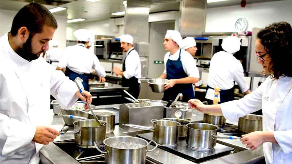 Profesionales trabajan en la cocina de un hotel que usa gas natural.