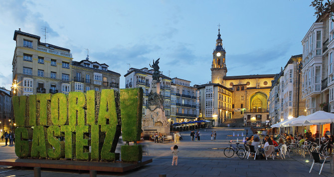 Imagen de la Plaza de la Virgen Blanca (Vitoria Gasteiz) con su letrero de musgo en primer plano / ALAVATURISMO.EUS