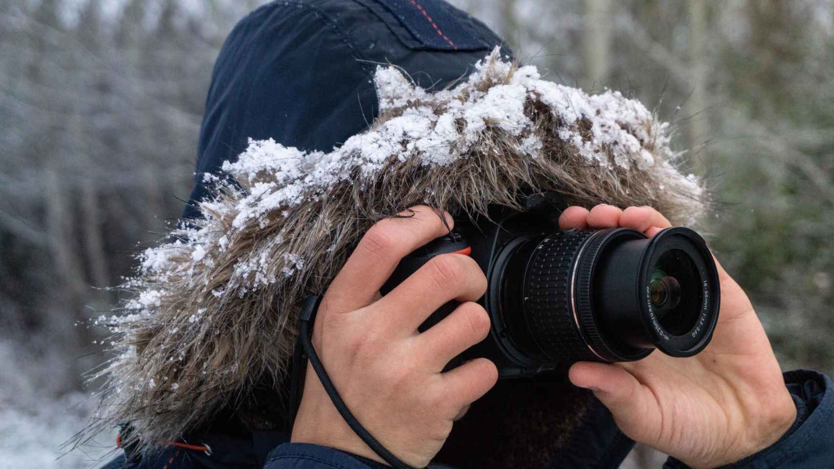 Una persona hace fotos con su cámara profesional / FREEPIK