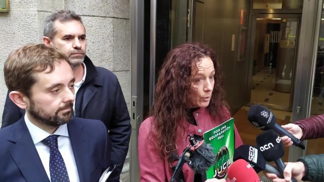 El abogado y presidente de Convivencia Cívica Catalana Ángel Escolano, el portavoz de Hablamos Español Alejandro Navarro y la secretaria de Jucil en Barcelona Milagros Cívico. Guardias civiles reclaman su derecho al bilingüismo / EUROPA PRESS