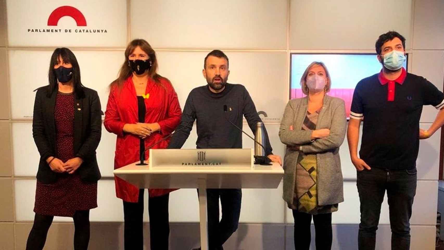 Rueda de prensa del diputado de la CUP y secretario tercero de la Mesa, Pau Juvillà, junto a la presidenta del Parlament, Laura Borràs, y los miembros independentistas de la Mesa para impedir que pierda su escaño en la cámara catalana / EUROPA PRESS