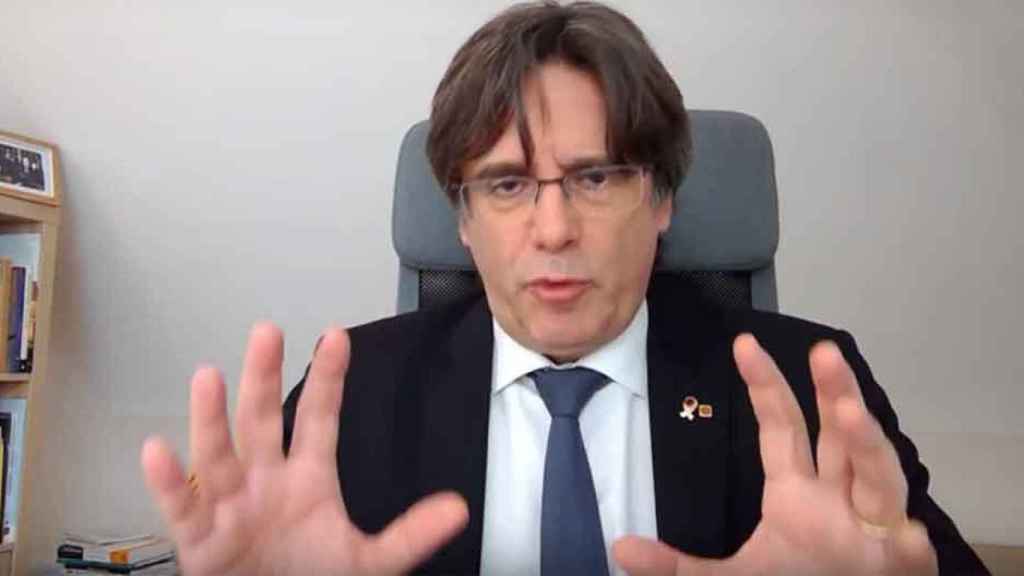 Carles Puigdemont, grabándose en vídeo en su mansión de Waterloo (Bélgica) / YOUTUBE