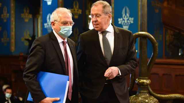 Josep Borrell, el representante de Exteriores de la UE, junto a su homólogo ruso, Sergei Lavrov, el pasado viernes / EUROPA PRESS
