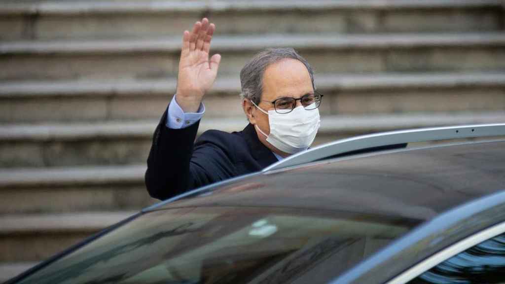 El presidente de la Generalitat, Quim Torra, saluda al entrar en un coche tras su salida del Tribunal Superior de Justicia de Cataluña / EUROPA PRESS