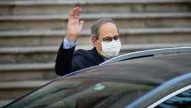 El presidente de la Generalitat, Quim Torra, saluda al entrar en un coche tras su salida del Tribunal Superior de Justicia de Cataluña / EUROPA PRESS