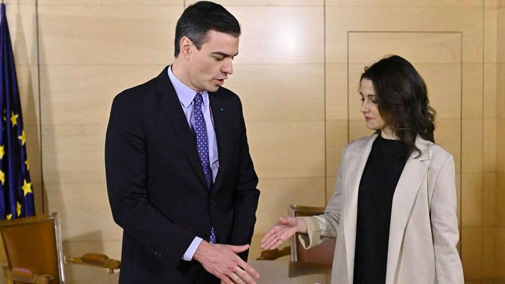 Pedro Sánchez (PSOE) e Inés Arrimadas (Ciudadanos) en el acuerdo de una prórroga del estado de alarma anterior / EFE