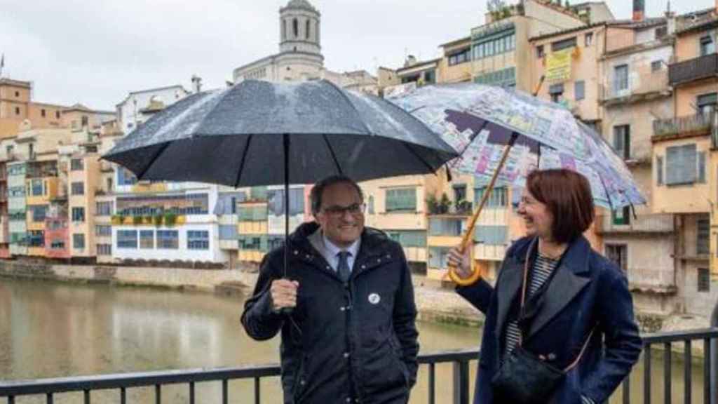 Quim Torra junto a Marta Madrenas, alcaldesa de Girona, junto al río Onyar / CG