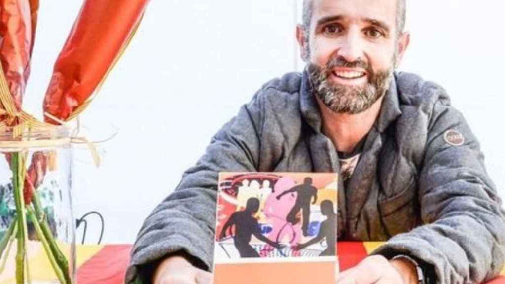 El escritor independentista Xavi Boada Vila, con un libro