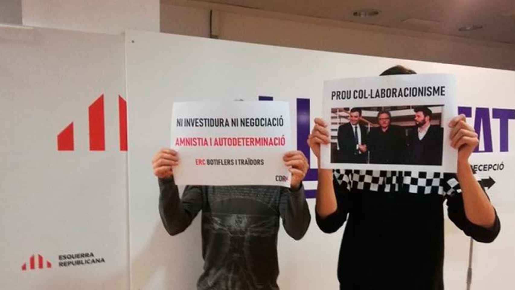 Radicales de los CDR, en la sede de ERC en Barcelona / @HortaArran