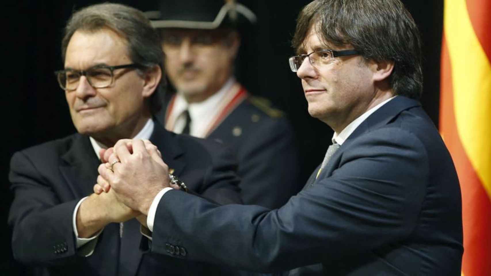 Artur Mas y Carles Puigdemont el día del relevo al frente de la Generalitat / EFE