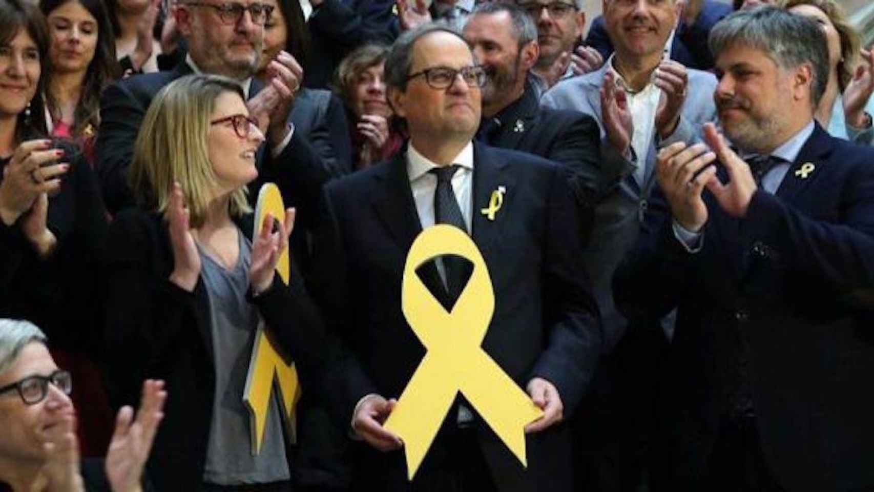 Una imagen de Quim Torra junto a Elsa Artadi sujetando un lazo amarillo / EFE