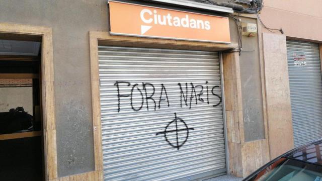 Pintada en la puerta de la sede de Ciudadanos en Montcada i Reixac / @CsMontcada