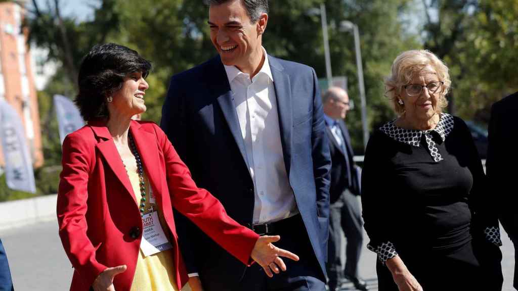 Pedro Sánchez, junto a la alcaldesa de Madrid, Manuela Carmena, y María Benjumea, CEO y fundadora de Spain Startup, en el South Summit / EFE