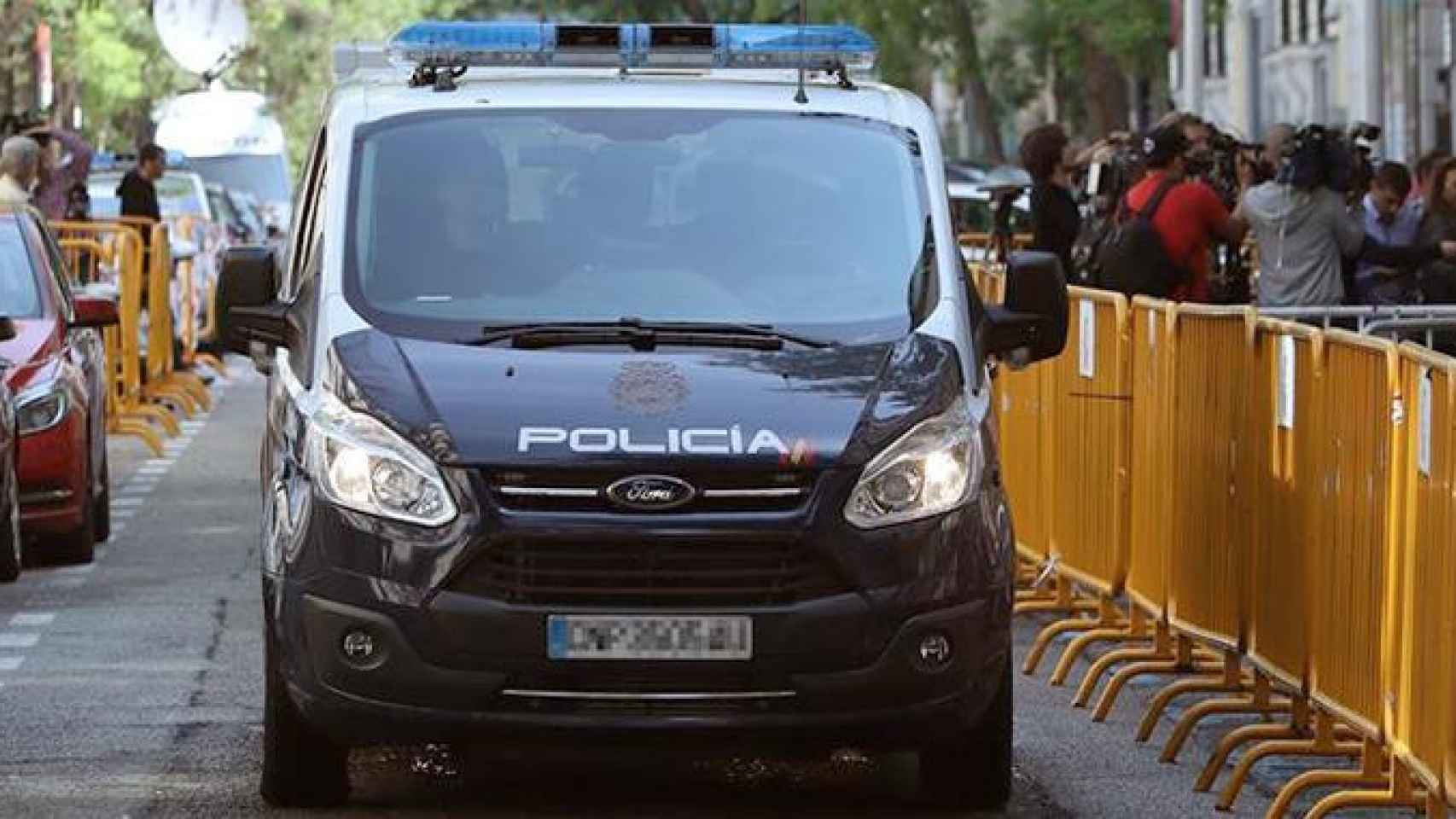 Vista de un furgón policial, a su llegada hoy al Tribunal Supremo / EFE