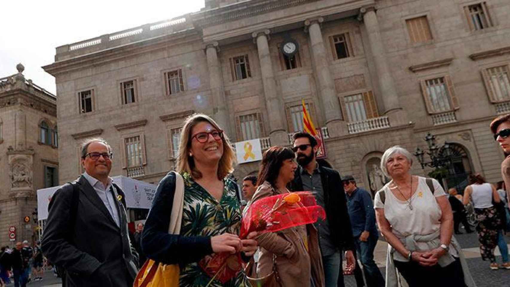 Elsa Artadi, portavoz de JxCat, con una rosa amarilla el día de Sant Jordi / EFE