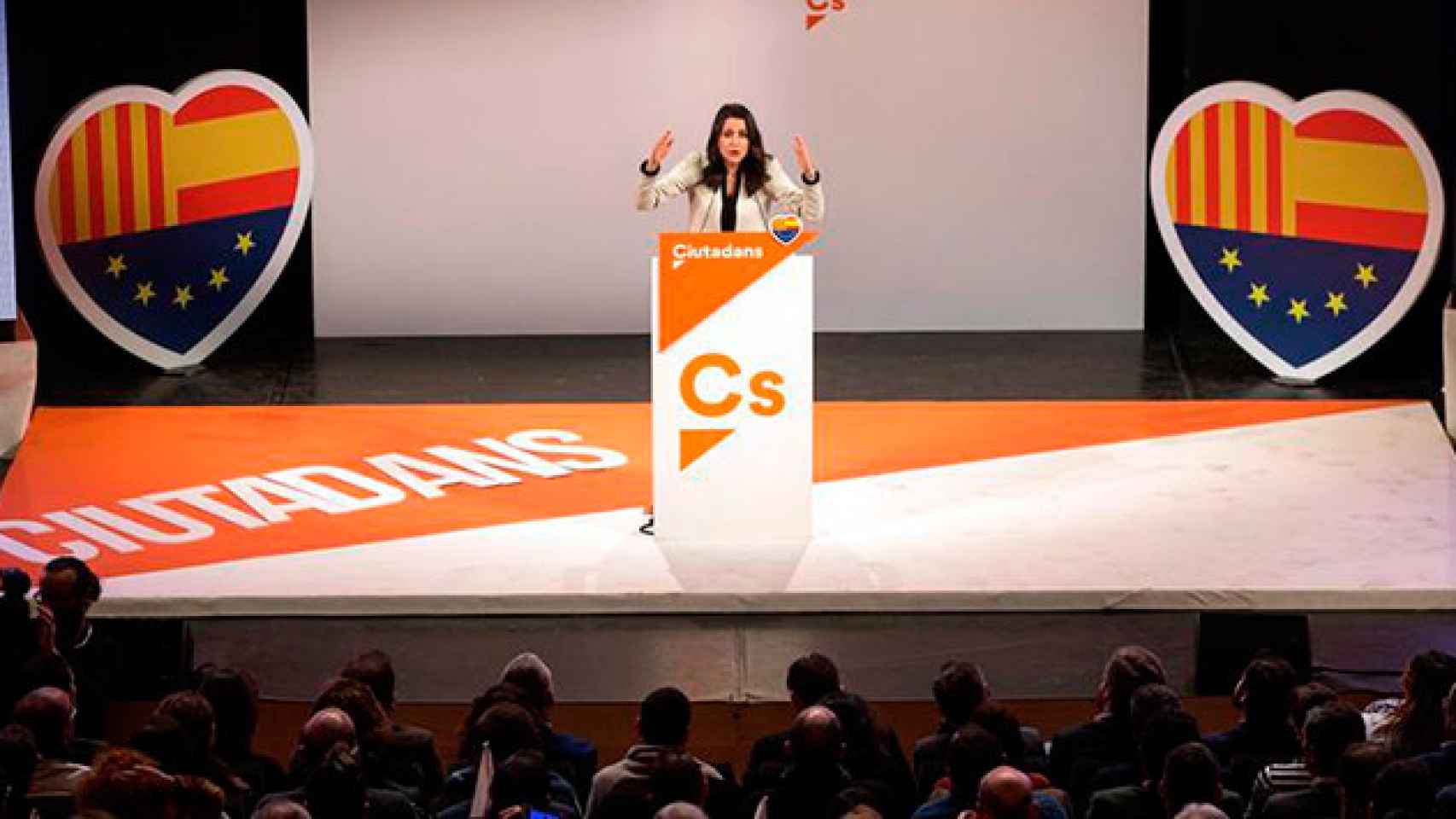 La candidata a la presidencia de la Generalitat por Ciudadanos, Inés Arrimadas, durante su intervención en el acto de campaña celebrado hoy en la ciudad de Girona / EFE