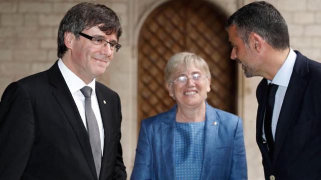 La nueva consejera de Enseñanza, Clara Ponsatí, con el presidente catalán Carles Puigdemont (i) y el 'conseller' de Empresa / EFE