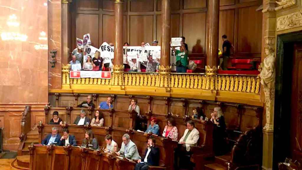 Gritos a Colau en el palco del pleno / CG