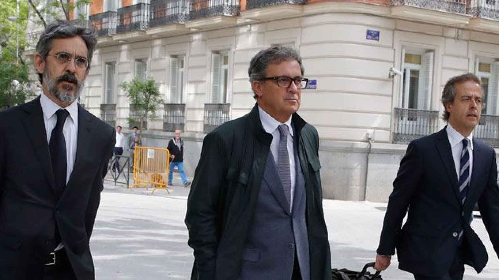 Jordi Pujol Ferrusola cuando se dirigía el martes a la Audiencia Nacional acompañado de sus abogados, Cristóbal Martell y Albert Carrillo / EFE