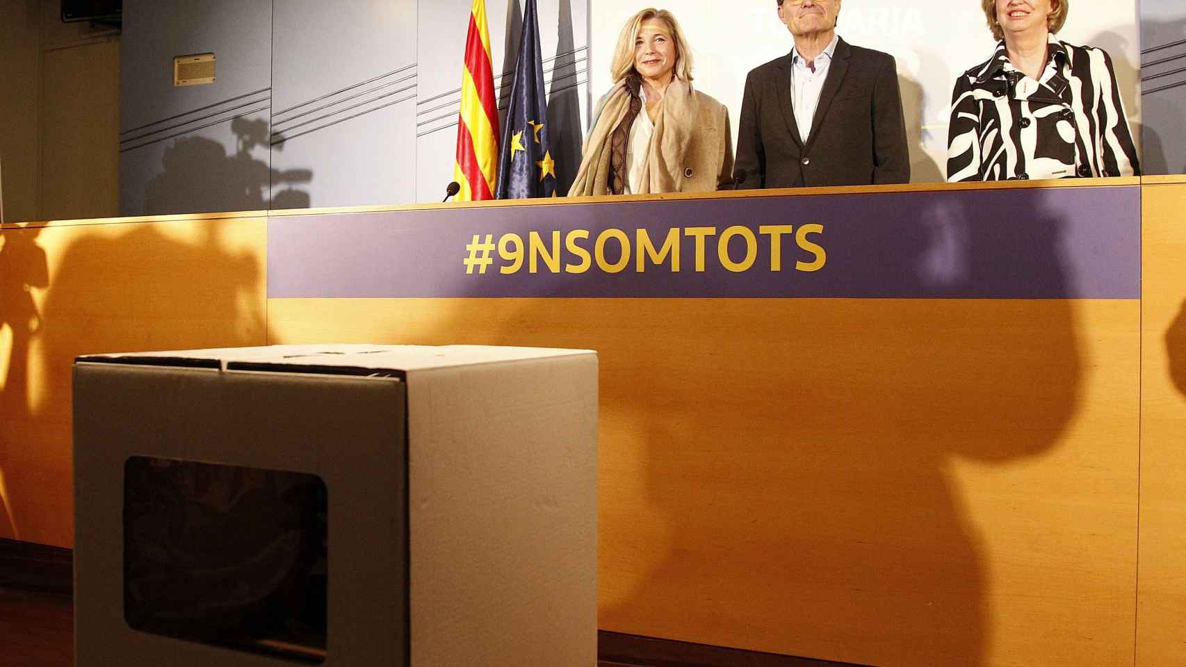 Joana Ortega, Artur Mas e Irene Rigau durante la rueda de prensa del domingo sobre el juicio por el 9N / EFE