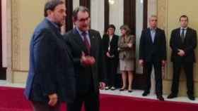 El líder de ERC, Oriol Junqueras, y el presidente de la Generalidad y de CiU, Artur Mas, en los pasillos del Parlamento autonómico.