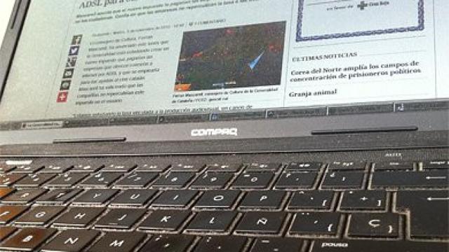 Ordenador portátil conectado a internet a través de ADSL