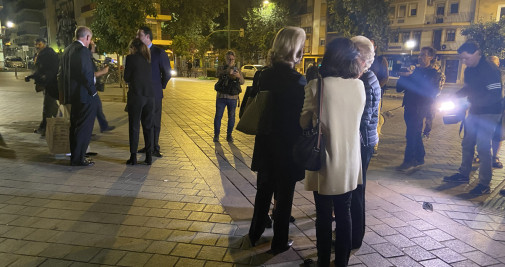 Familiares de Gonzalo Queipo de Llano, a las puertas de la Basílica de la Macarena, en Sevilla, durante la exhumación / EFE - Javier Adrián