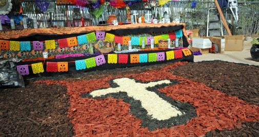 Vista del altar del Día de los Muertos dedicado a unos 900 migrantes fallecidos en la frontera, instalado en la capilla al aire libre de El Tiradito en la ciudad de Tucson, Arizona / EFE - María León