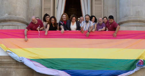 La alcaldesa de Barcelona, Ada Colau, colgando la bandera arcoíris en el balcón del ayuntamiento por el día del Orgullo LGTBI / DAVID ZORRAKINO - EUROPA PRESS