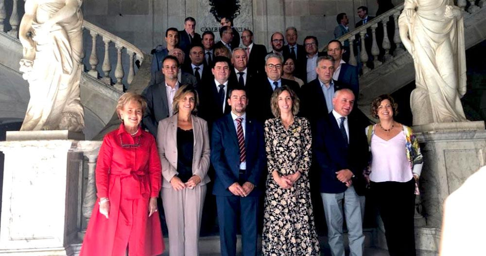 La consejera de Empresa, Àngels Chacón (c), junto al presidente del Consejo General de Cámaras de Comercio, Joan Canadell (c), y el resto de miembros de la institución / GENCAT