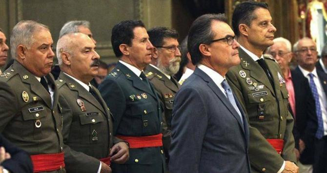 Artur Mas, rodeado de militares en la misa de la Mercè