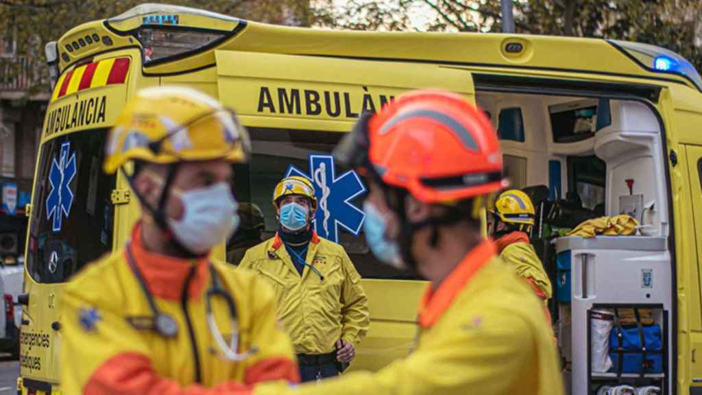 Imagen de sanitarios del SEM con una ambulancia de fondo / Cedida