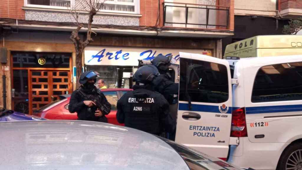 Agentes de la Ertzaintza, que investiga ocho posibles crímenes del asesino en serie de Grindr / EUROPA PRESS