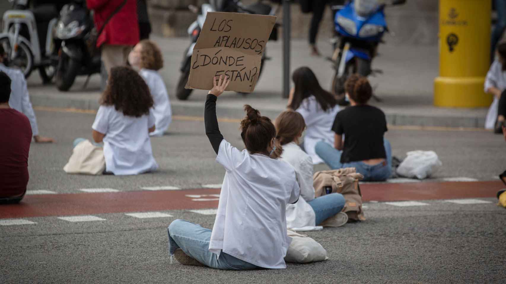 Una médico en formación protesta por sus condiciones laborales en Barcelona / EP